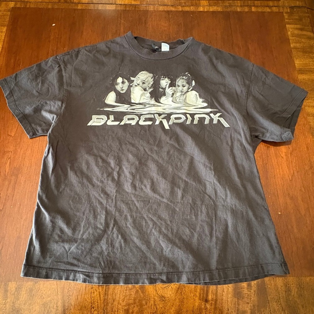 H&M Divided Blackpink Graphic T-Shirt Washed‎ Black Pink Logo Size Medium